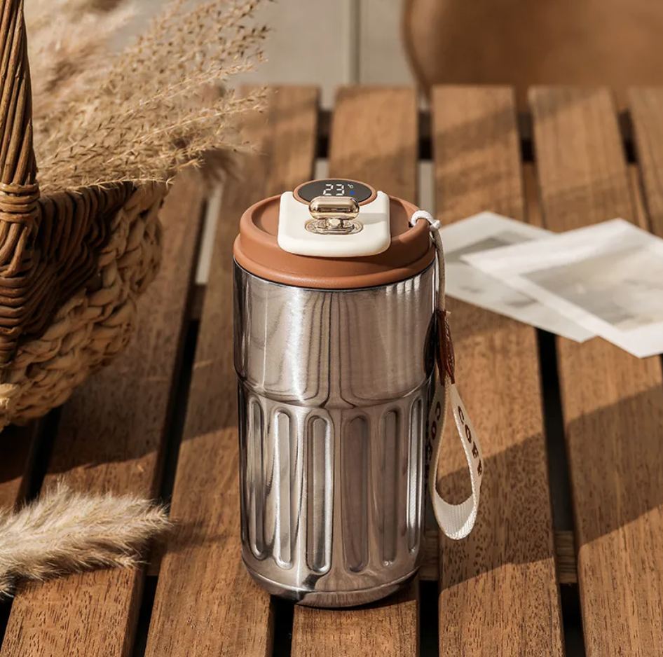 Close up of Embera's stainless steel body and brown lid